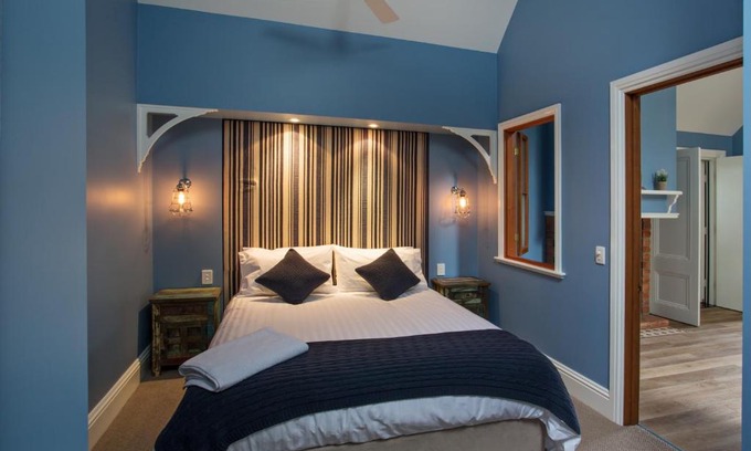 Rhyll Bed & Breakfast | Oak Tree Lodge