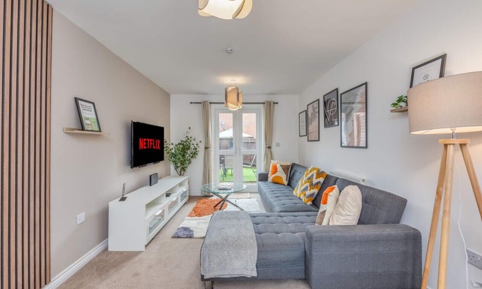 Haversham House | 🌟Oakbridge House with Parking, Garden & Smart TV🌟