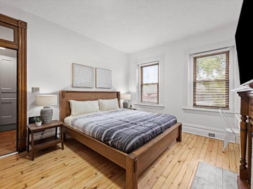 South Oakland House | Oakland, Pittsburgh !C Bright and Stylish Private Bedroom with Shared Bathroom