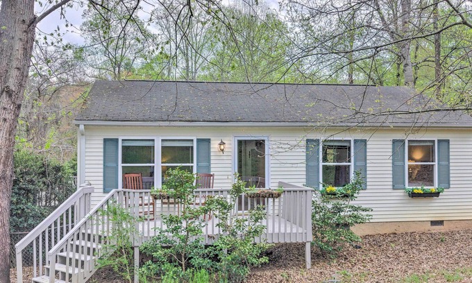 Oakley Cottage | ‘Oakley Cottage’ - 4 Mi to Blue Ridge Parkway!