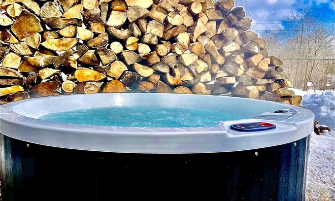 Gravenhurst Apartment | OakLodge | Hot Tub + Spa | Couples Retreat