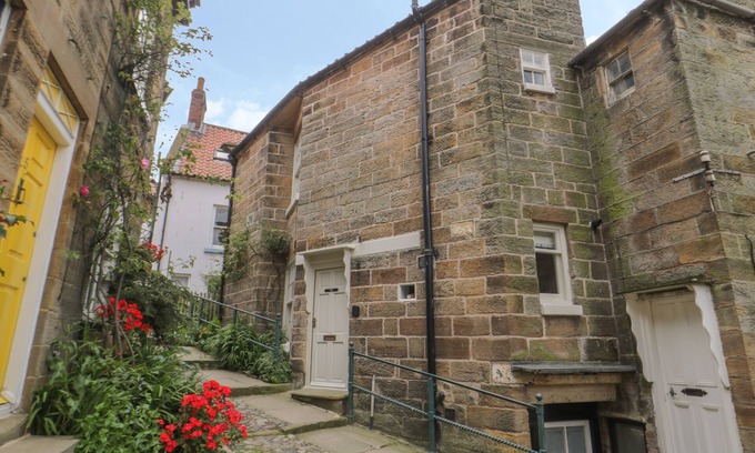 Robin Hood's Bay Cottage | OAKRIDGE COTTAGE, pet friendly, with open fire in Robin Hood's Bay