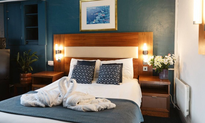 Paisley Bed & Breakfast | Oakshaw Guesthouse - Cozy Double Room in a Central Location. R12