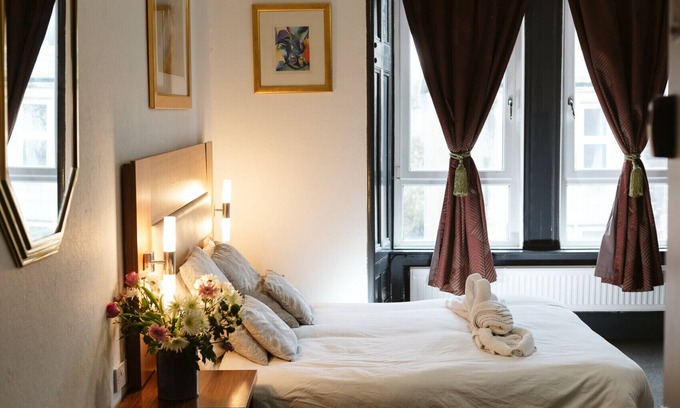 Paisley Bed & Breakfast | Oakshaw Guesthouse - Cozy Double Room in a Central Location. R9