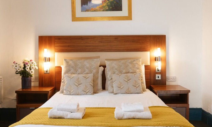 Paisley Bed & Breakfast | Oakshaw Guesthouse - Cozy Double Room in a Central Location. R7