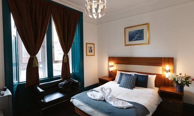 Paisley Bed & Breakfast | Oakshaw Guesthouse - Cozy Double Room in a Central Location. Room 1