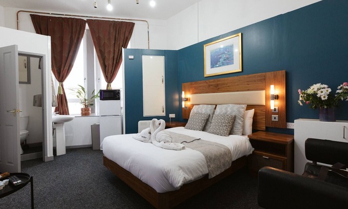Paisley Bed & Breakfast | Oakshaw Guesthouse - Cozy Double Room in a Central Location. R6