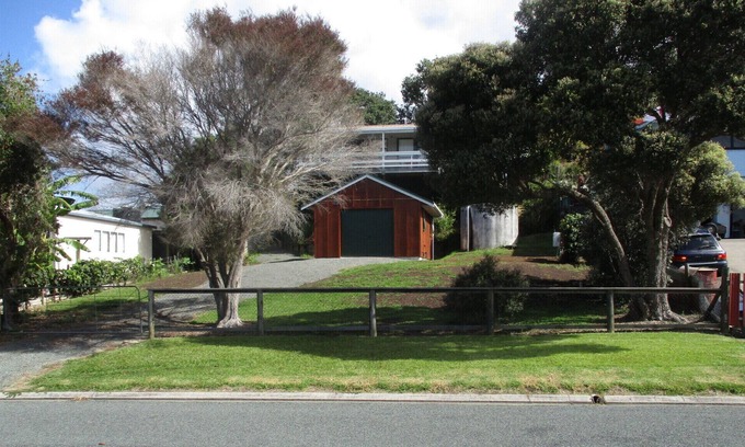 Oakura House | Oakura Lookout is a comfy bach overlooking Oakura with some water views.