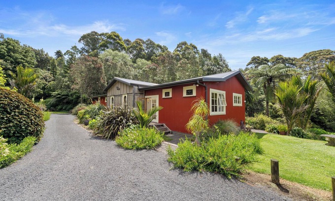 Oakura House | Oakura Pond Cottage - Oakura Holiday Home