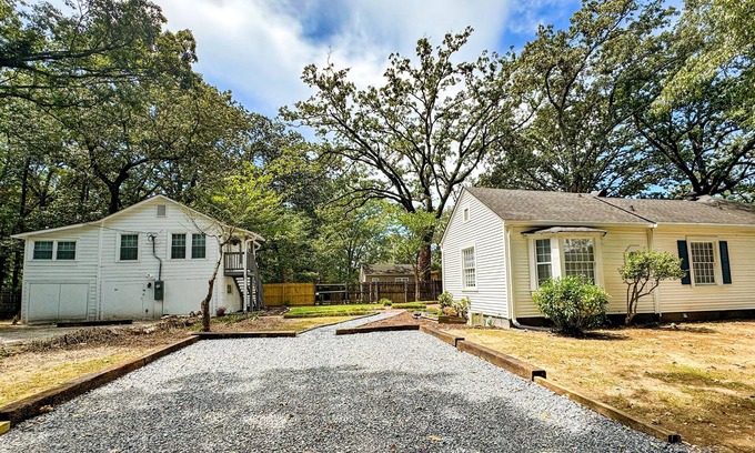 Mount Berry House | Oakwood Retreat PLUS Carriage House- Sleeps 12
