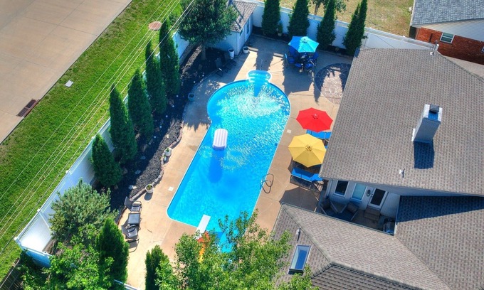 Central Oklahoma City House | Oasis @ Hefner - Glamorous 3BR with Radiant Pool