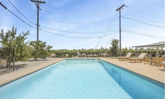 Raisin House | Oasis in ❤️ of Clovis with Pool