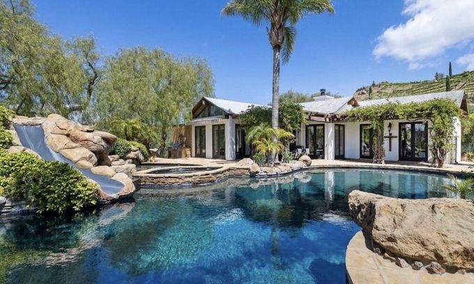 Malibu House | OASIS in the Malibu the Wine Trail with giant ozone pool with spectacular views