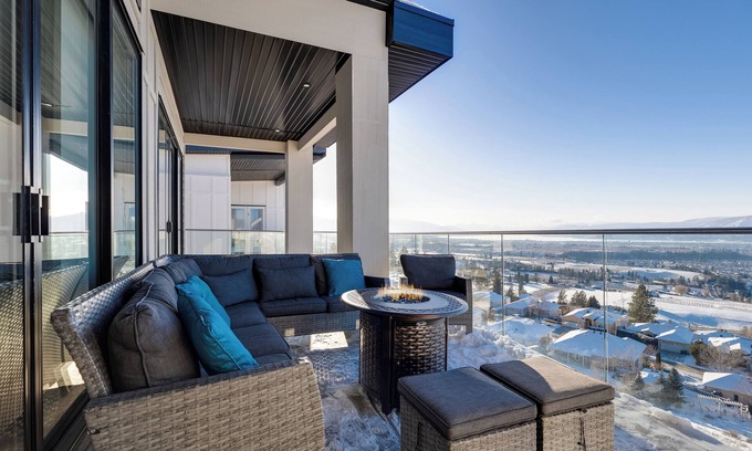 Black Mountain House | Oasis retreat/Fire-pit/Patio with mountain views/Theatre room/Family home