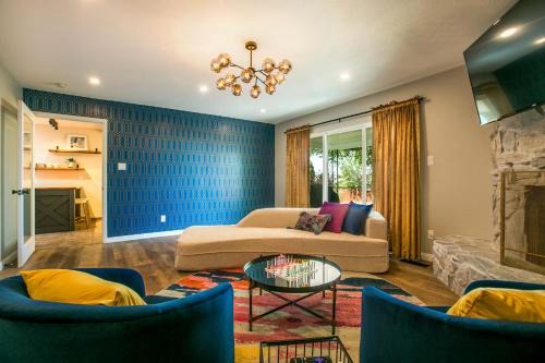 Albuquerque House | Oasis Retreat - Hot Tub - King Bd - Fire Pit - Games - Near Golf - 4 Bdrm - Sleeps up to 12