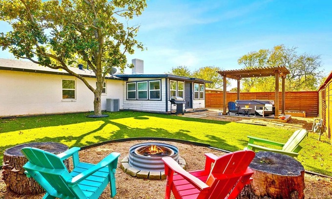Richardson House | Oasis w/Hot Tub, Big yard, Fire Pit, Pool table,Ping Pong and more
