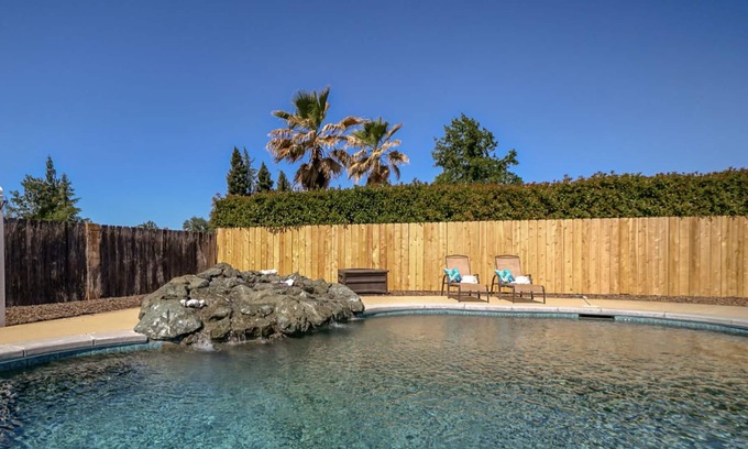 Redding House | *Oasis with breathtaking pool*4 bedrooms /Sleeps 10