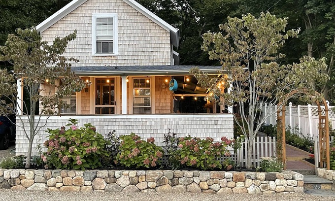 Oak Bluffs Cottage | OB Cozy-Cottage-Glam off Circuit with Great Outdoor living