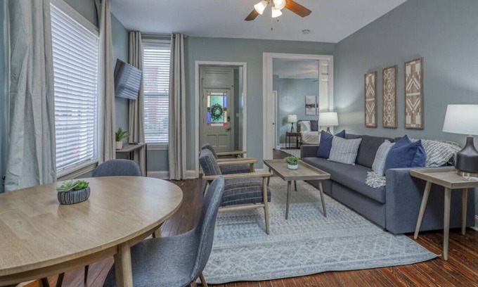 Southmoreland Apartment | Obliging Oak: 2bd/1ba