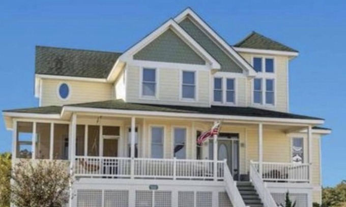 Buck Island House | OBX Corolla- Private Gated Community, Hot Tub, Man Cave, Turtle Pond, Beach
