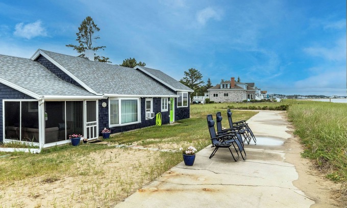 Ocean Park Cottage | Ocean/beachfront cottage, located at the end of a dead-end street on the beach with lots of privacy