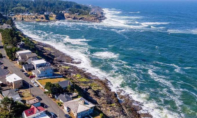Depoe Bay House | “Ocean Breeze Cottage” in Walkable Depoe Bay
