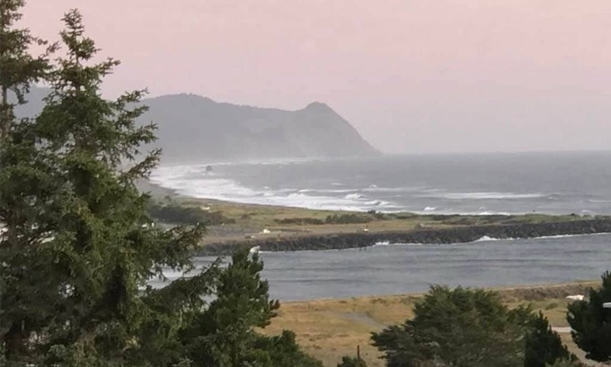 Gold Beach House | Ocean Breeze Oasis Gold Beach!