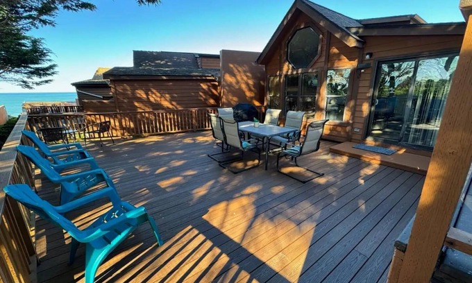 Smith River Cabin | Ocean Cabin 19 with Jacuzzi and Spacious Deck w/Seating (Private Beach Owned by White Rock Resort)