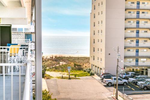 Midtown Ocean City Apartment | Ocean City Beach Retreat with Linens Included