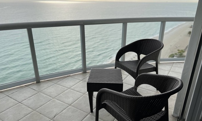 Sunny Isles Beach Condo | Ocean & City Views. 2 bedrooms 3 bathrooms. Oceanfront Bldg. Sunny Isles Bch, FL