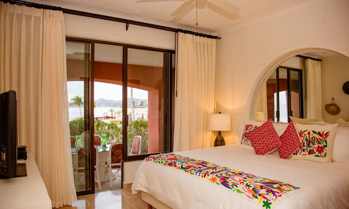 San Jose del Cabo Condo | Ocean Front 2 Bedroom Condo w/Resort Pool Access
