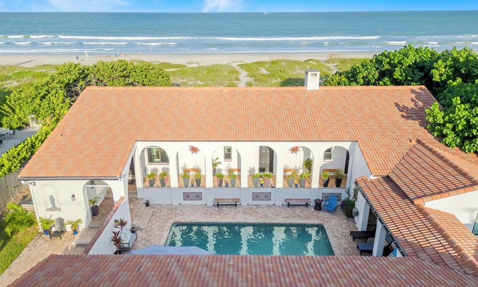 Cocoa Beach House | ⭐️⭐️Ocean front Luxury Hacienda with pool, pet friendly 5⭐️🏖️