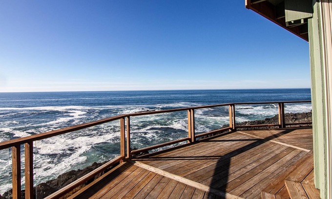 Depoe Bay House | Ocean Front! Spectacular Whale and Wave Watching! Dog Friendly!