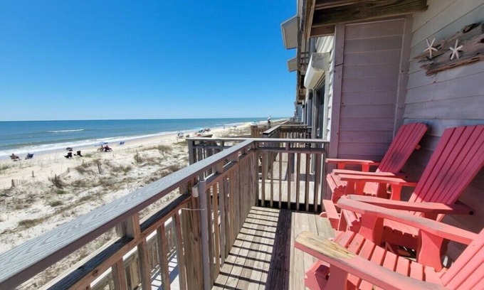 East End Condo | Ocean Mile I-4, Beach Front, Swimming Pool, Free Beach Gear!
