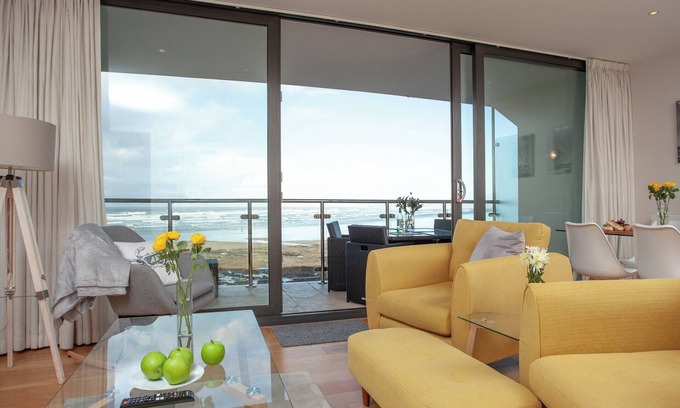 Westleigh Apartment | Ocean Serenity, Horizon View