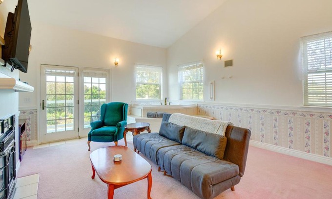 Ocean Shores Apartment | Ocean Shores Condo with Private Tub Less Than 1 Mi to Beach!
