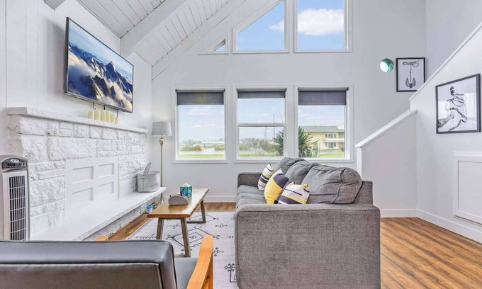 Ocean Shores Ski Chalet | Ocean Shores cozy chalet located within steps from the beach