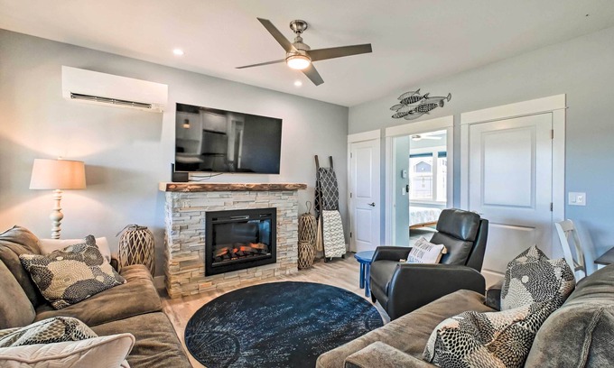 Ocean Shores House | Ocean Shores Getaway w/Fireplace & Hot Tub!
