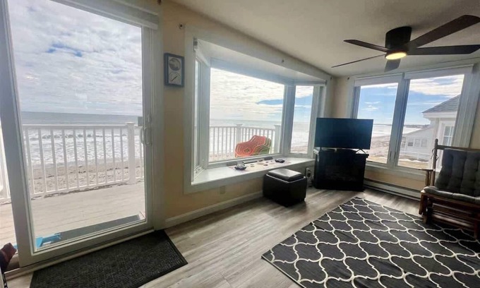 Wells Beach Condo | Ocean Surf 6 - Wells Beach Oceanfront Condo!