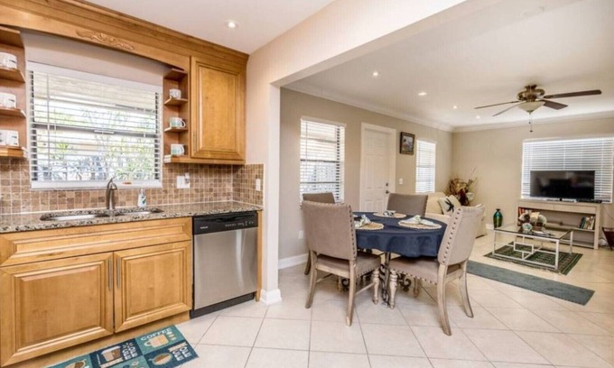Lantana House | Ocean Vacation Breeze Your best vacation spot only 1 mile to the Lantana Beach.