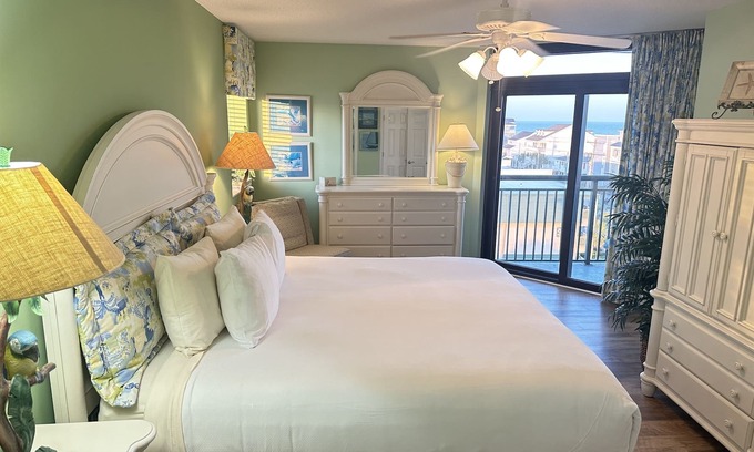 North Myrtle Beach Condo | Ocean View Condo - Beach Front Pool and Hot tub!