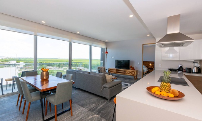 Zona Hotelera Apartment | Ocean view condo - Beach, pool & jacuzzi!