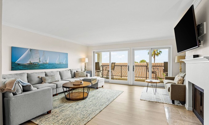 East Mesa Condo | Ocean-view condo in Santa Barbara steps to beach with pool & balcony