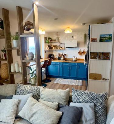Newhaven Apartment | Ocean view flat with cozy vibes