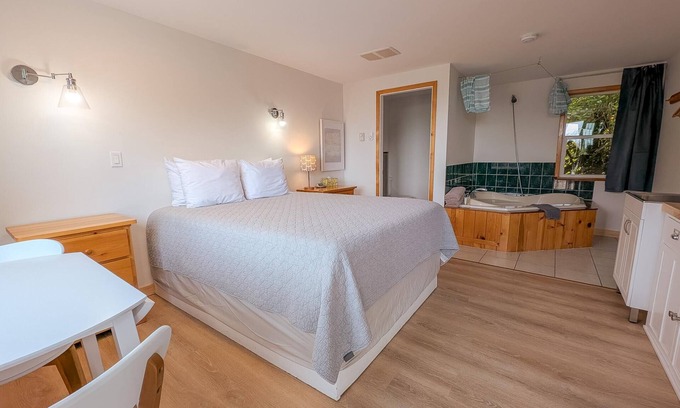 Ucluelet Hotel | Ocean View Jacuzzi Suite | #11