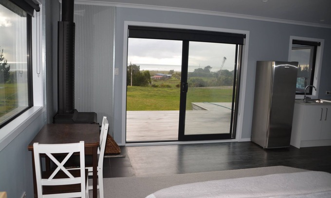 Hokitika Apartment | Ocean Views and Sunsets, a Spacious Studio Apartment