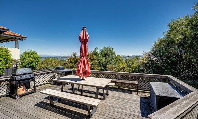 Ahuriri House | Ocean Vista - Napier Holiday Home
