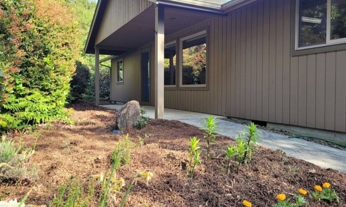 Florence House | Oceana Getaway: Peaceful, Clean, 4 min to Beach! Tranquil House in Florence
