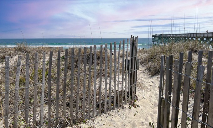 South End House | Oceanfront 1br studio apartment w/ocean views and direct beach access.