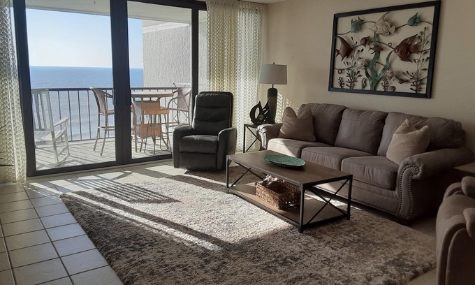 Myrtle Beach Condo | Oceanfront 2 Bedroom, 2 Bath, Immaculate Condo